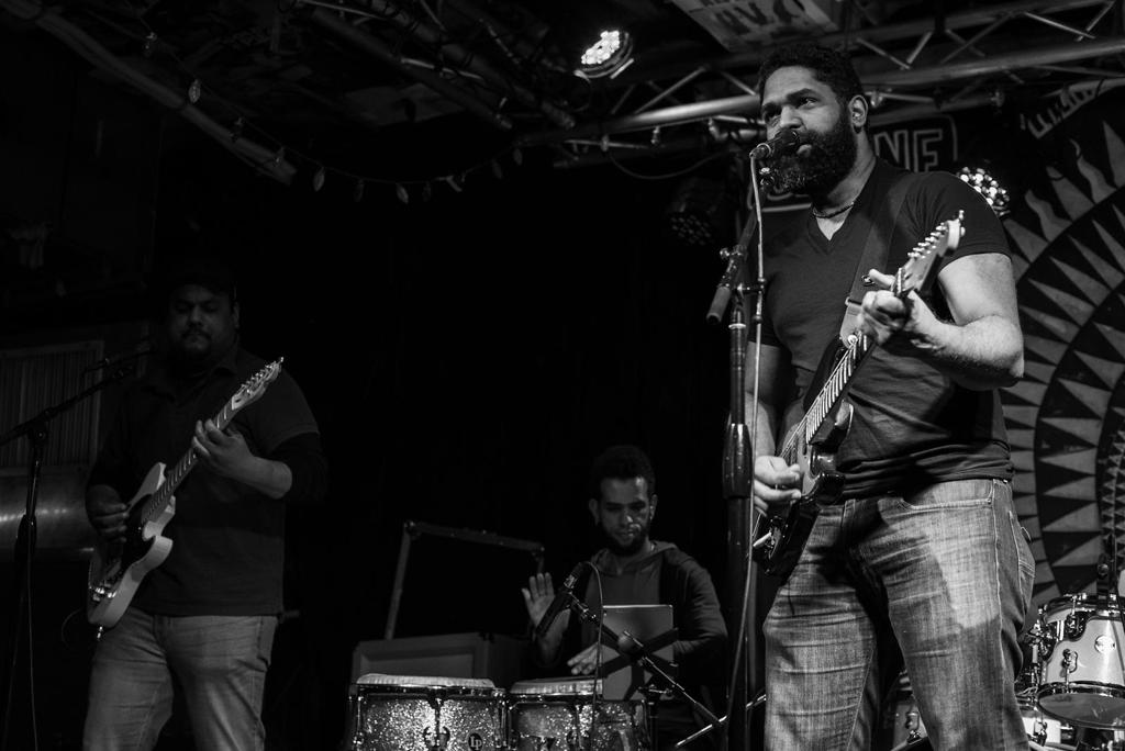 Aunque se vean bravos, están disfrutando. Es que son así los muchachos 😅😅😅. El próximo domingo 16 de junio estaremos llevando nuestra música por @pianosnyc junto a @deraizband y@axelmusicbox 🔥 🔥. A partir de las 7 pm.