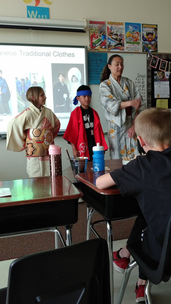 jessicawallin3's tweet photo. Learning about Ancient Japan and Japanese culture @HassanElem! Thanks @yolarson for your knowledge and time! #learningjapan #hassanfun https://t.co/Q8iiKg9Ve8