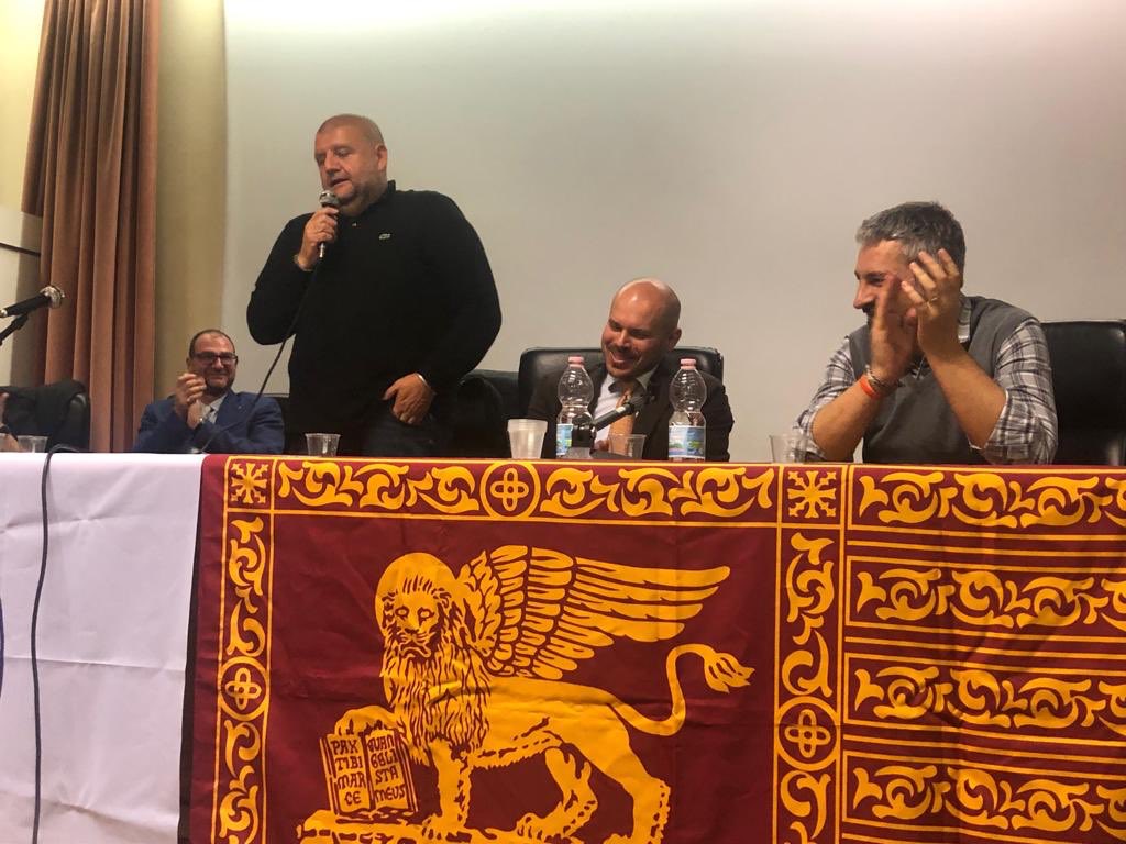 roberto_marcato's tweet photo. ✅ Seratona a #Cona #Venezia dove abbiamo chiuso con #Salvini la tristemente nota base di #Conetta che la #sinistra aveva aperto per l’accoglienza dei #migranti. Tantissima gente per l’amico Alessandro Aggioo.Qui vogliamo #sicurezza , #sviluppo e #autonomia #Marcato #Zaia #Lega https://t.co/mclmjob5jA