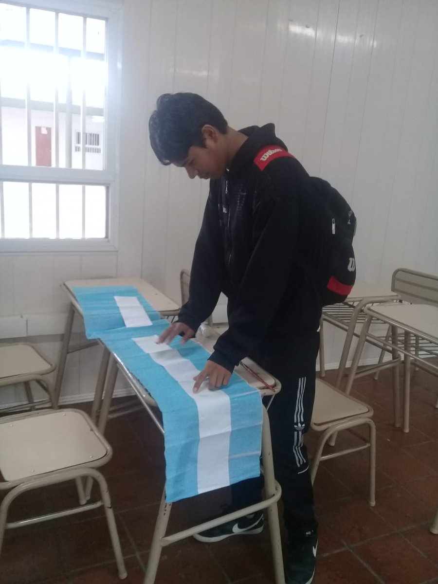 caj3149's tweet photo. En aula creativa los chicos realizaron escarapelas y adornos con papel @fguillesaavedra @artydance23 @patriciapinasco @AC_MeraFigueroa @UrtubeyJM @aniberruezo @yoyballon https://t.co/F42WcXomcJ