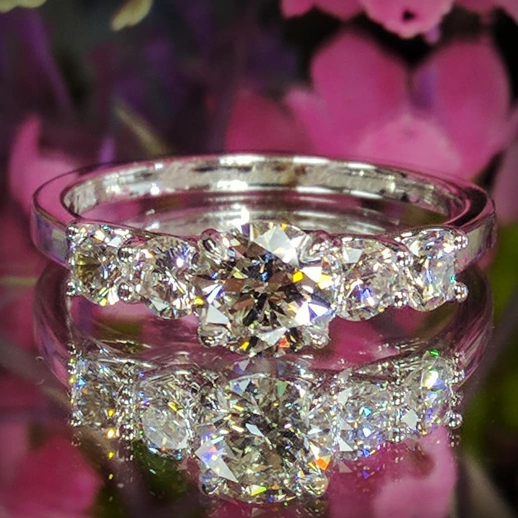 MDCDiamonds's tweet photo. Five Stone Trellis Diamond Engagement Ring
https://t.co/qFwx2GfwH2
#Diamondsnewyork #fivestone #5stone #engamentringsnewyork #mdcdiamondsnewyork #anniversaryring #trellisdiamondring #shesaidyes #rounddiamonds #petitediamondring https://t.co/DjlpM6NWK0