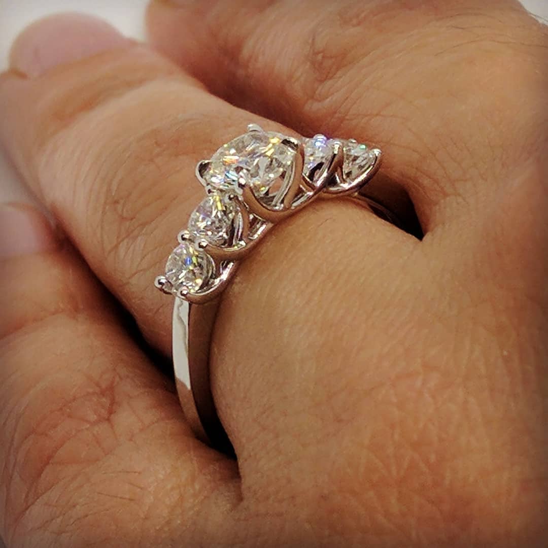 MDCDiamonds's tweet photo. Five Stone Trellis Diamond Engagement Ring
https://t.co/qFwx2GfwH2
#Diamondsnewyork #fivestone #5stone #engamentringsnewyork #mdcdiamondsnewyork #anniversaryring #trellisdiamondring #shesaidyes #rounddiamonds #petitediamondring https://t.co/DjlpM6NWK0