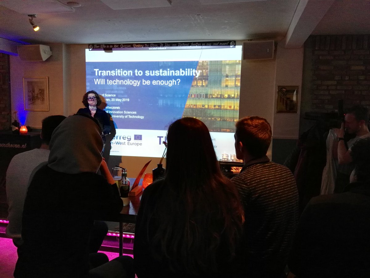 ValentinaBonito's tweet photo. Talking about science, with a  refreshing beer in your hand.
 This is #pintofscience (for the first time in Eindhoven!) https://t.co/FhJA5dw09K