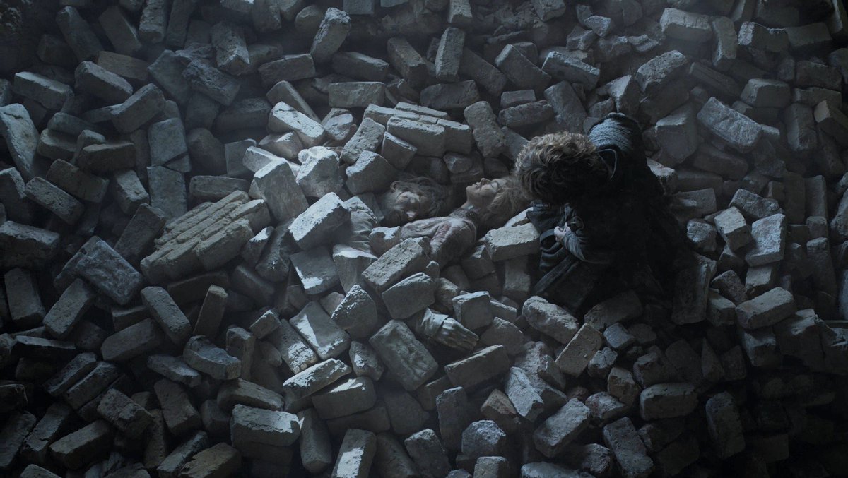 Mortaretto81's tweet photo. I gemelli stretti come nel grembo materno. 
Quell'unica striscia di luce: una lama che trafigge. 
La stessa costruzione circolare già usata x Dany e Jon. 
E Tyrion. Puntino nero schiacciato sotto il peso della fatalità.
Inquadratura pazzesca!
#GameOfThonesFinale #GameOfThrones https://t.co/4SbPbJkzJH