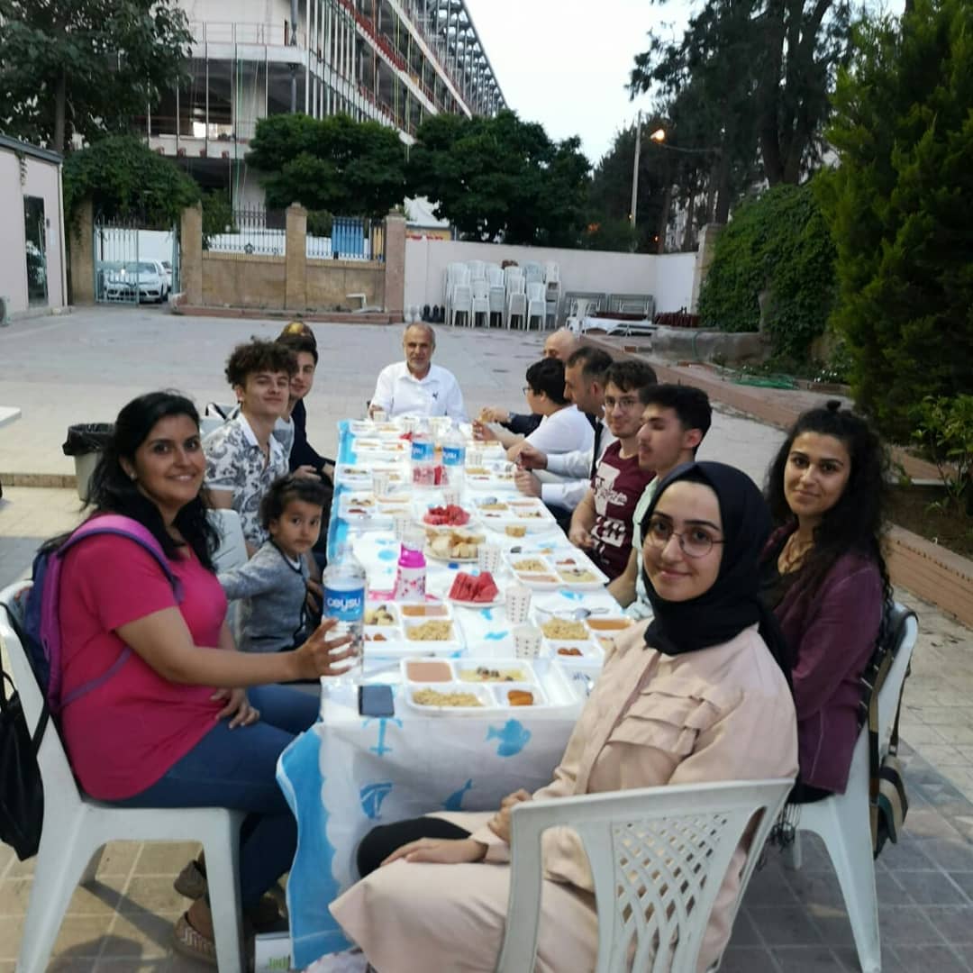 ImhadK's tweet photo. BİZ aynı kıbleye yönelen , aynı imsakta oruca başlayıp , aynı ezanla ilk bardakta suyu yudumlayan , aynı sıcaklığı , samimiyeti , kardeşliği , aynı gönülde hisseden ;
KOCAMAN BİR AİLEYİZ !
#İMHAD #KİTAP #KAHVE #AİLESİ
#SEN #YOKSAN #BİR #KİŞİ #EKSİĞİZ !
#RAMAZAN #PROGRAMLARI https://t.co/u6KZxw1Yeh