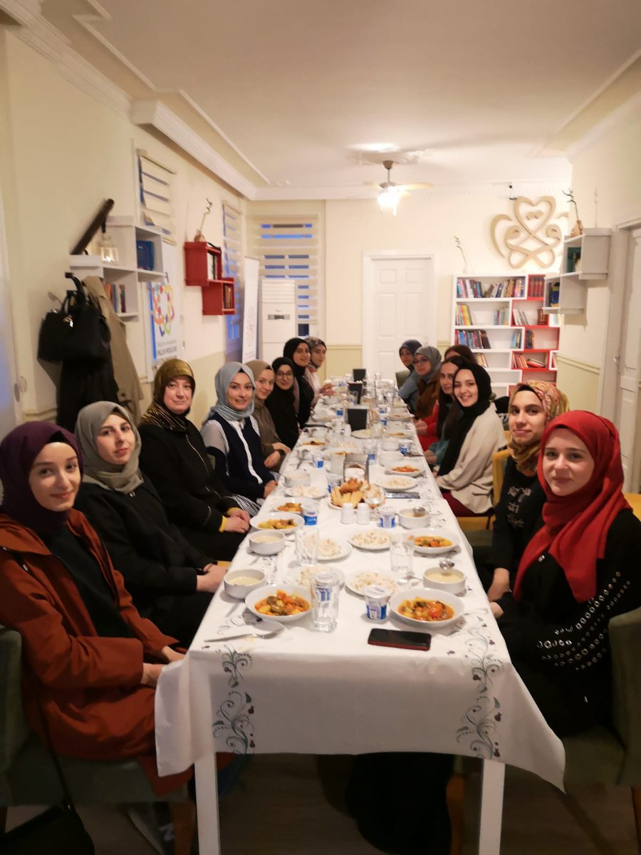 ImhadK's tweet photo. BİZ aynı kıbleye yönelen , aynı imsakta oruca başlayıp , aynı ezanla ilk bardakta suyu yudumlayan , aynı sıcaklığı , samimiyeti , kardeşliği , aynı gönülde hisseden ;
KOCAMAN BİR AİLEYİZ !
#İMHAD #KİTAP #KAHVE #AİLESİ
#SEN #YOKSAN #BİR #KİŞİ #EKSİĞİZ !
#RAMAZAN #PROGRAMLARI https://t.co/u6KZxw1Yeh