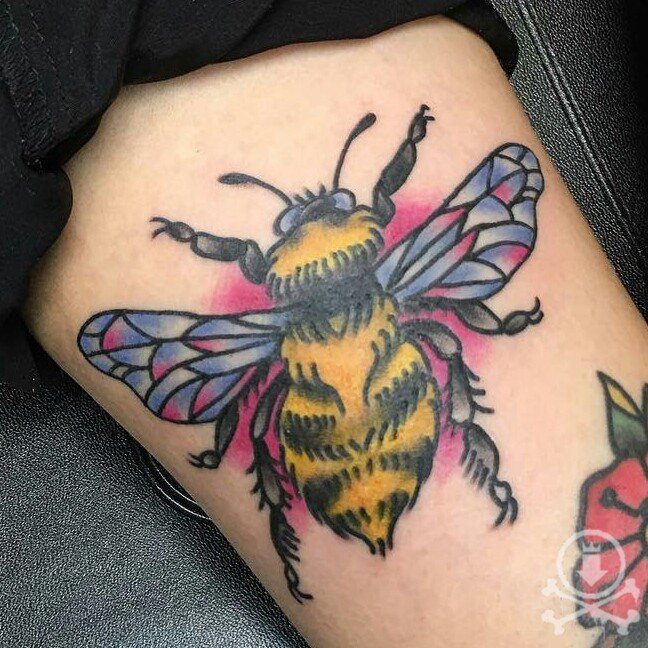 12ozStudios's tweet photo. Super cute tattoo done by Brendan Poblocki at our Brooklawn, NJ shop 🐝♥️ #12ozstudios #team12oz #tattoo #tattoos #tattooed #tattooart #tattooartist #BeeTattoos #bees https://t.co/kT7g3lDJdB