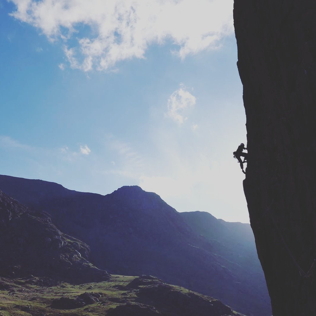 OranjeBergsport's tweet image. Pretty amazing in the Pass tonight...

📸: @markwalkerguide

#rockclimbing #lovewhereyoulive #snowdonia