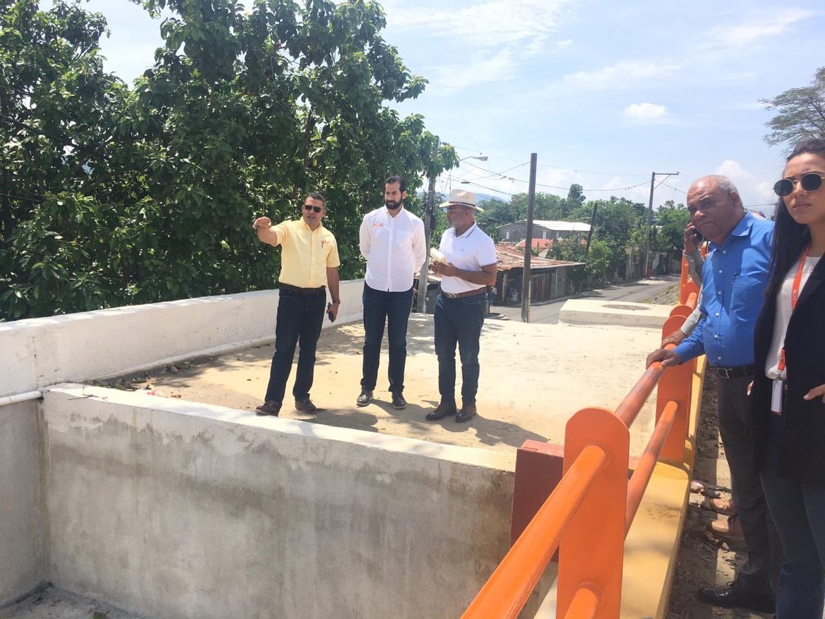 GriselSanchez4's tweet photo. Directores de Mantenimiento Vial; @DouglasBorrell y Pavimentación Vial; #AxelPimentel, del @RDMOPC realizaron un levantamiento en el Puente Cuchi Sosa para evaluar los futuros trabajos a ejecutar en este Puente.
— #GS🦋 —
#MOPCRDesServicio https://t.co/cQfX4vKyCd