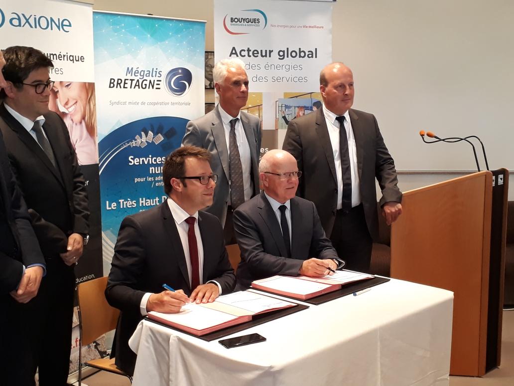 mauricethuriau's tweet photo. Signature nouvelle phase #Megalis déploiement de la fibre @regionbretagne #Bouygues chantier de 945 millions euros @LoigCG @RCFAlpha https://t.co/2sa5sWVJre
