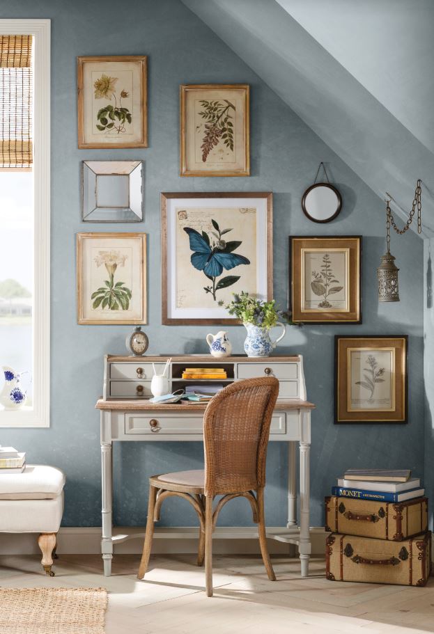 One of our favorite corners of the house? A springtime gallery wall 🌸 Shop floral and botanical wall art through this link! bit.ly/2HkRuZa