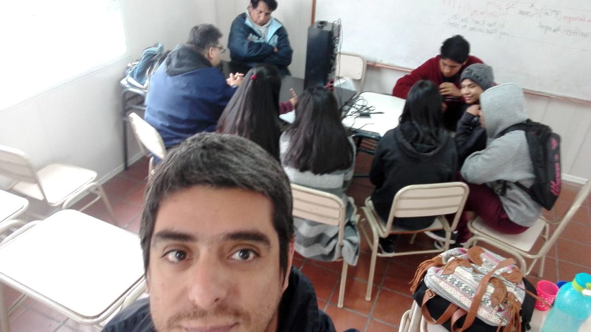 caj3149's tweet photo. Nuestro profe @bruja_eric en clases de radio preparando a sus alumnos para una nueva visita a la radio de la unsa @fguillesaavedra @artydance23 @patriciapinasco @yoyballon @UrtubeyJM @aniberruezo https://t.co/XzqLFPusOI