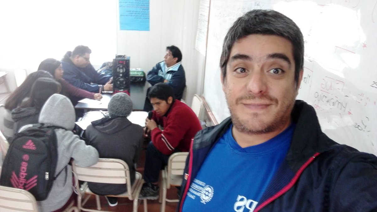 caj3149's tweet photo. Nuestro profe @bruja_eric en clases de radio preparando a sus alumnos para una nueva visita a la radio de la unsa @fguillesaavedra @artydance23 @patriciapinasco @yoyballon @UrtubeyJM @aniberruezo https://t.co/XzqLFPusOI