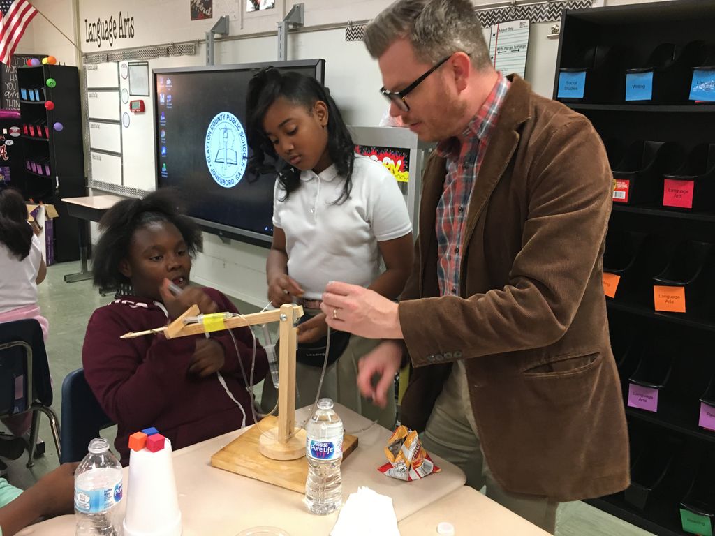 CCPSProfLearn's tweet image. How do we end out the year at McGarrah Elementary? With robots and Fritos. Joe and Noel Hart show students how hydraulics move machines.  

#stemlearning #gadoescience #tapp #stem
#robots #mcgarrahelementary #5thgradescience
@CCPSNews