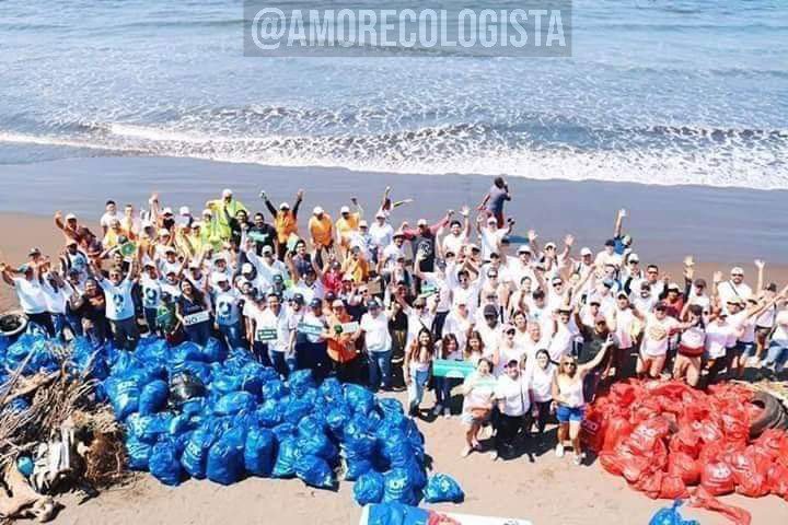 Cientos de fotos de gente limpiando basura en lugares de todo el mundo, este es el reto viral de internet que necesitamos.  🌎🌍🌏🍂