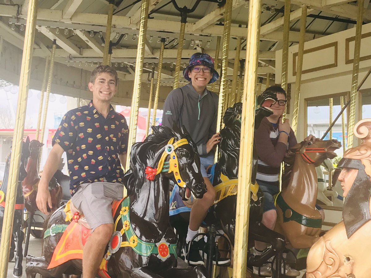 Psugrrl's tweet photo. Despite cloudy weather, the LHS Class of 2019 had a great time at @cedarpoint today! 🎡🎢🎠#ec_proud #ec_high https://t.co/VUiToNT0Ki