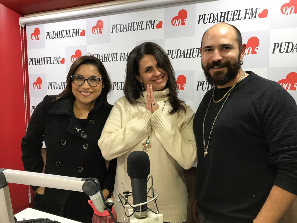 RadioPudahuel's tweet photo. ¡Te acompañamos este frío día con #Devajot! 🔮 en #MuñecasPudahuel Llámanos al 223812020-21-22 ☎️ Además envíanos tus audios, COMENTARIOS Y BUENA ONDA al +569 94505122 No olvides visitar https://t.co/3gOZnYoBoP 📻 https://t.co/D3td1j3NXX