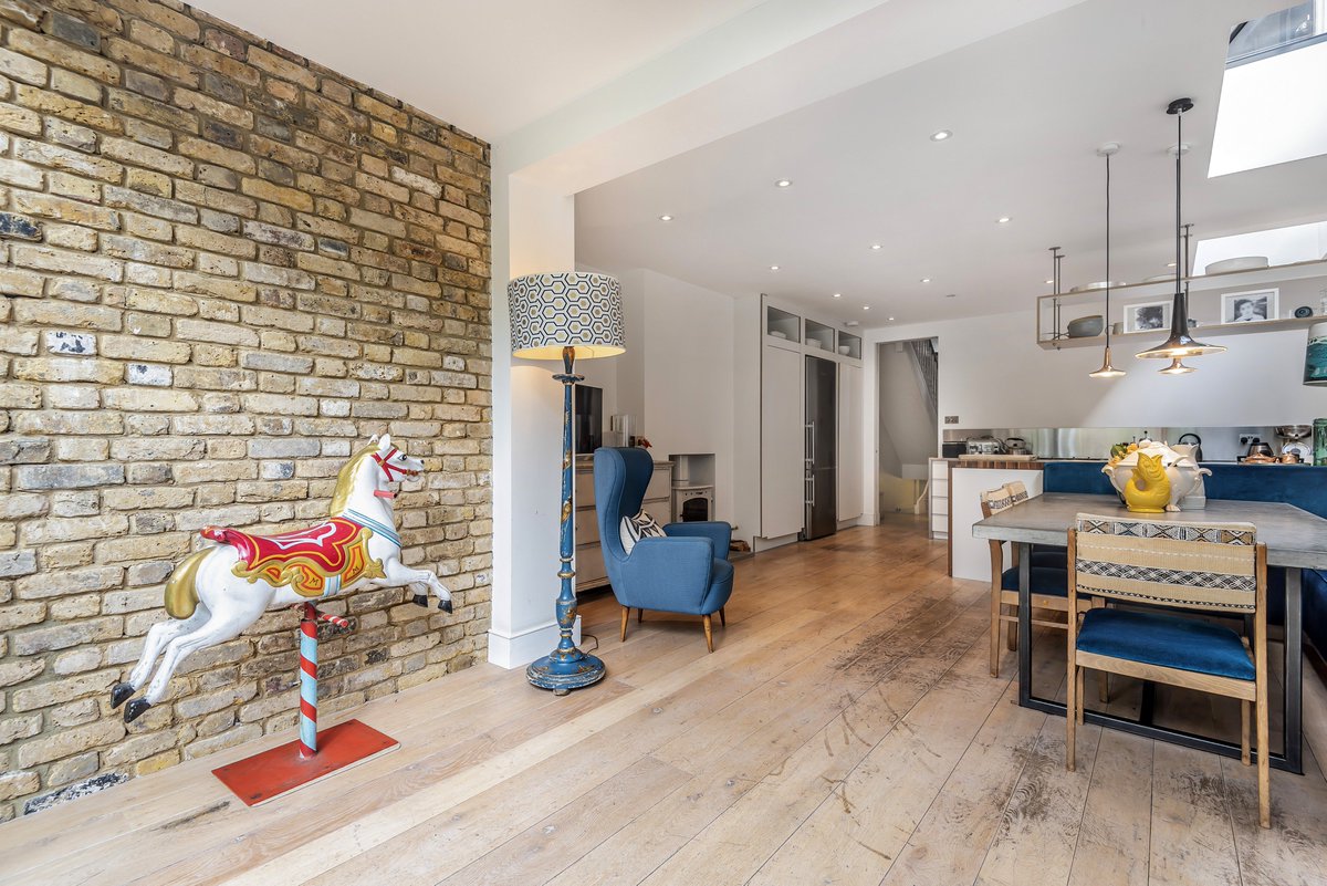 ViewPhotosUK's tweet photo. What's a nice start of the week. A beautiful property in Clapham.
#Streatham #Tooting #London #property #week #ideas #Extension #detail #photo #lovemyjob #homesforsale https://t.co/SnnByxYUNu