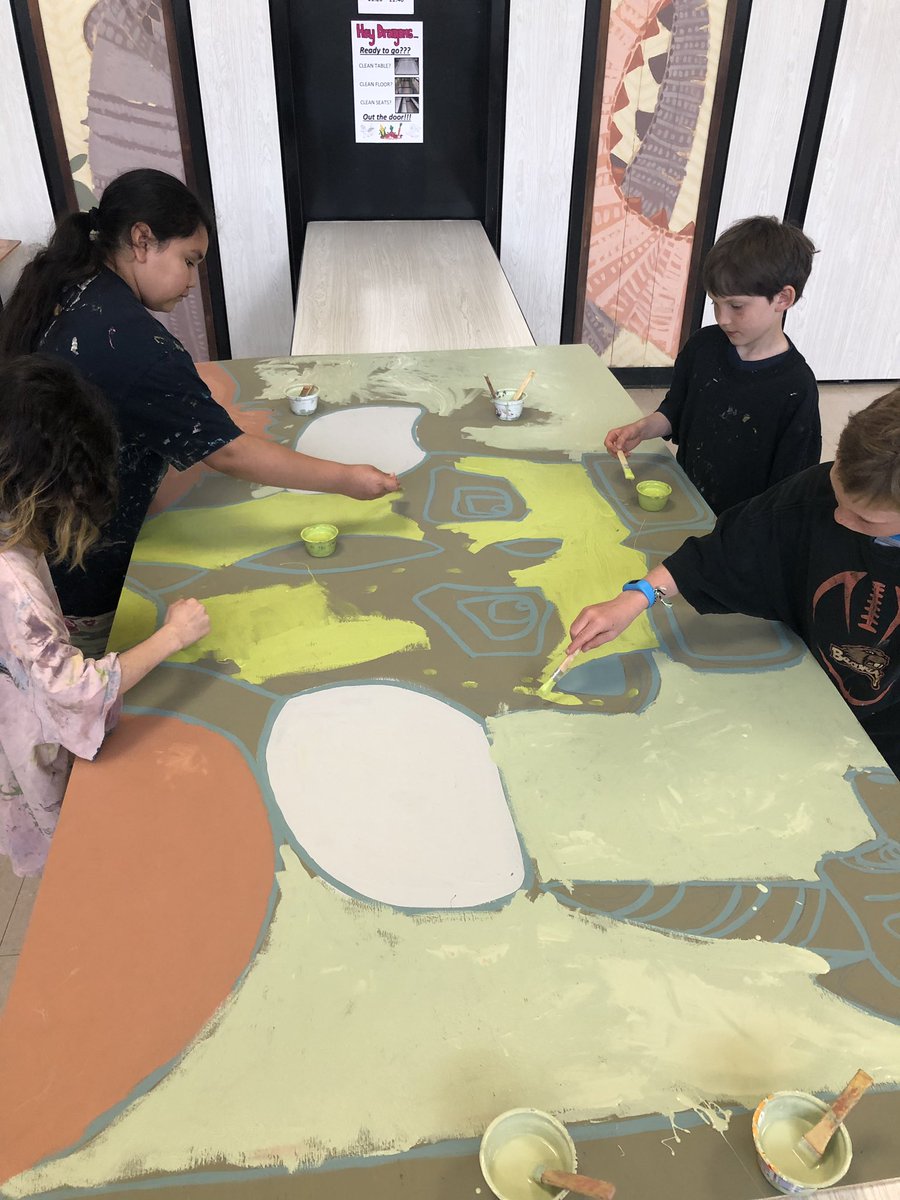 Room27Blossoms's tweet photo. New school- new mural! Artist Alison Fox worked with the kids to do their part to add some dragon flair to the new school. https://t.co/CjoepRvd97