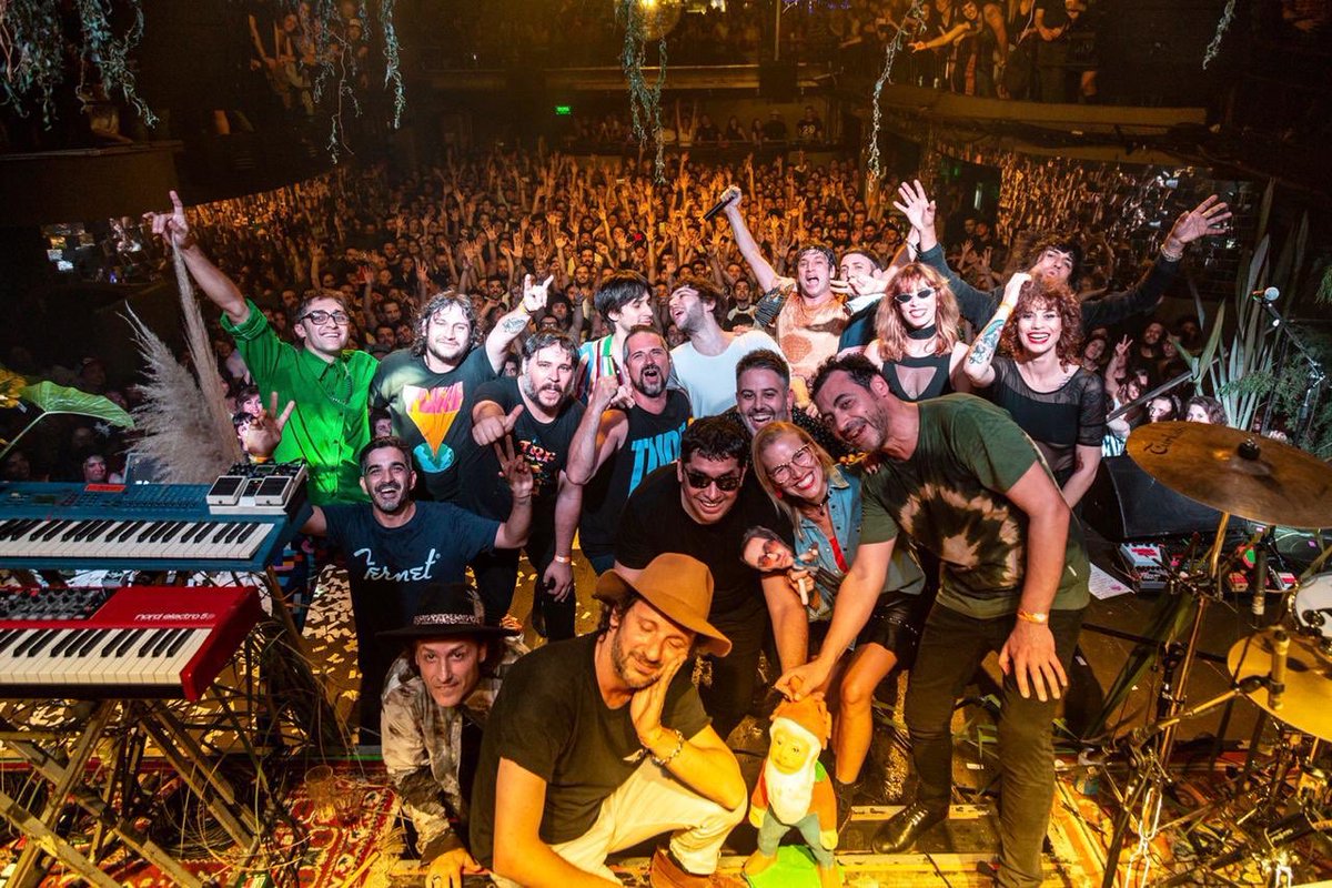 turfoficial's tweet photo. Vivir en 1999, cruzarse con amigos o que esa luz del escenario nos deje ciegos por unos segundos. Eso es lo más cercano a la libertad que alguna vez estuvimos. Gracias por compartir esta noche inolvidable y a todo el equipo que lo hizo posible. #SiempreLibre 💚 📸 @AdlerGuido https://t.co/yQc6w012V3
