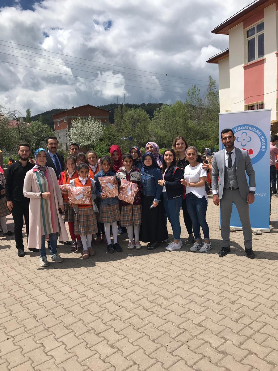 cumsi_'s tweet photo. Mutluluğa El Uzat projesiyle Şerefiye Vali Aydın Güçlü İlk/Orta Okulu öğrencilerine @GencHatice  Hocamız ve  kulüp üyelerimizle beraber ziyarette bulunduk. https://t.co/41ekMt7J4f