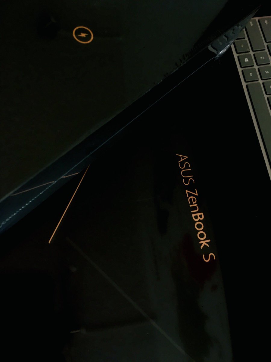 germanruizp's tweet image. Llego el nuevo miembro de la banda... digno sucesor de mi #SurfacePro2 🤓💻 #AsusZenBookS