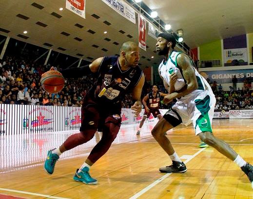 SoyNuevaPrensa's tweet photo. Los #ColososDelSur están a pocos minutos de debutar en casa, el gimnasio Hermanas González de #PuertoOrdaz, esta noche a las 7.00, ante #Guaiqueríes.
Escucha el partido a través de https://t.co/hrMfy79CsN en directo.
#20May #PasiónColosa #Radio @gigantesguayana #ViveNuevaPrensa https://t.co/l93mENczOZ