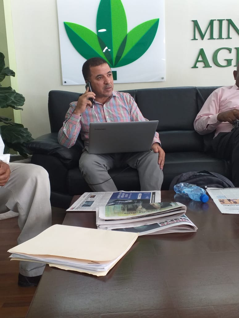 ASOPROCOR's tweet image. @danilomedina @lissacespedes @marienaristy Presidente de ASOPROCOR, asistiendo a agricultores de todo el país con su Plataforma de Agronegocios @agrozonDO mientras esperaba en el lobby del Ministerio de @AgriculturaRD para un encuentro con el Ministro @OsmarCBenitez