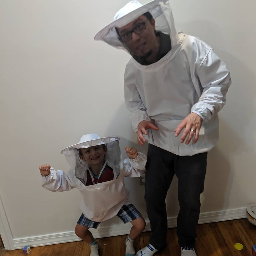 mvreges's tweet photo. #savethebees #beekeeperintraining https://t.co/8Y5kWVGPue