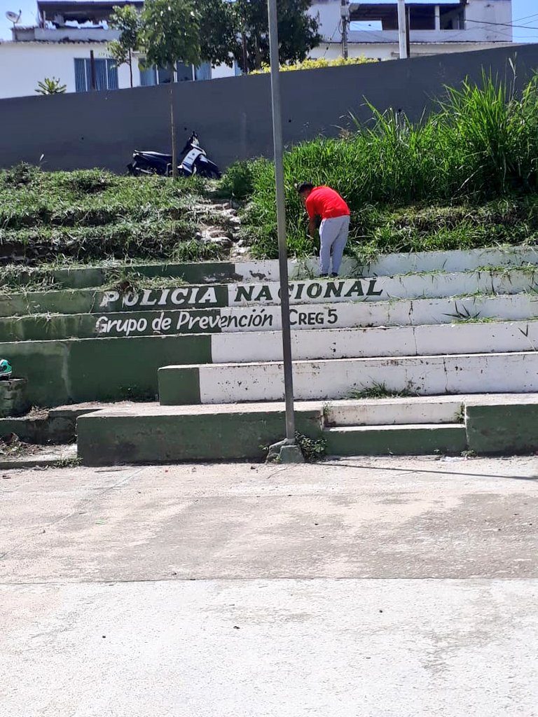 alcaldiaocana's tweet photo. Dando cumplimiento al Código Nacional de Policía se desarrolló jornada de limpieza al Escenario Deportivo perteneciente al Barrio Camilo Torres, actividad liderada por la Secretaría De Gobierno y lideres comunales. https://t.co/GXUsGAJ5tG