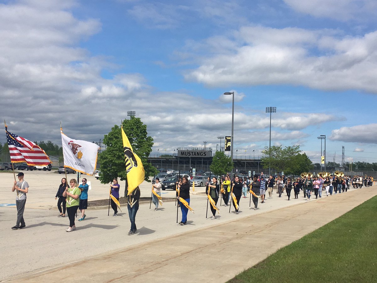 MeteaMusic's tweet photo. Marching Mustangs on the move...getting ready for Memorial Day Parade in Aurora, IL. https://t.co/dvKcboTS4S
