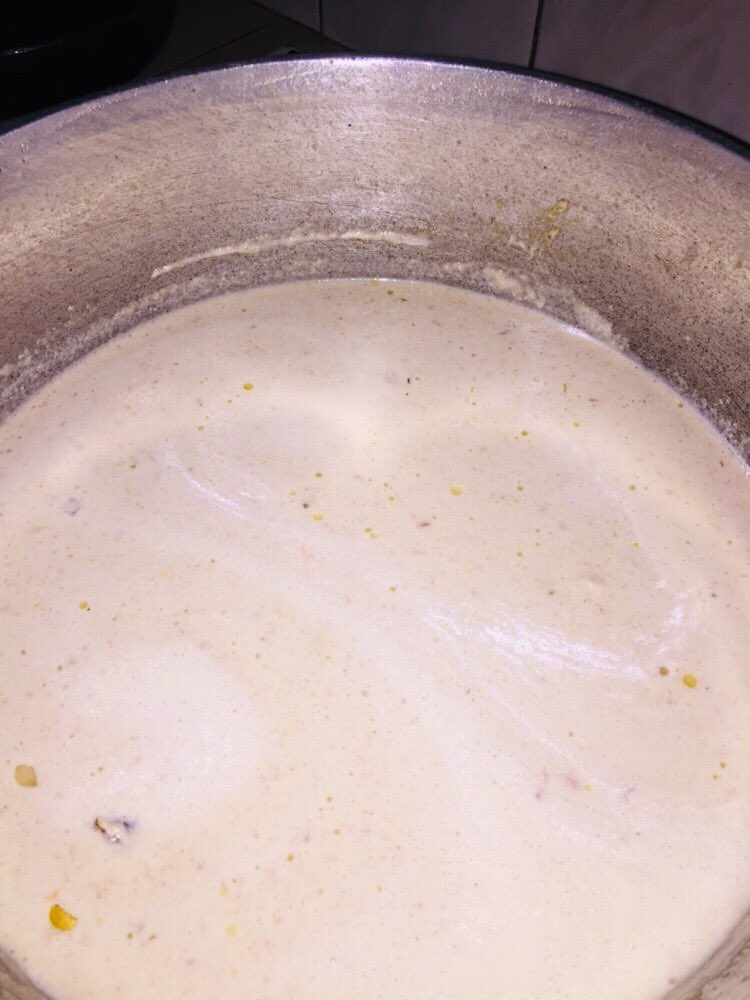 TchopisBae's tweet photo. Pour faire la sauce j’ai fais frire les oignons et mbounga (toujours pour le vieux goût du village là) ensuite j’ai ajouté les arachides puis j’ai laissé mijoté jusqu’à la cuisson en ajoutant de l’eau, ailes, poivre blanc et le poisson.
#TchopDownload.. https://t.co/dHqRJjff0x