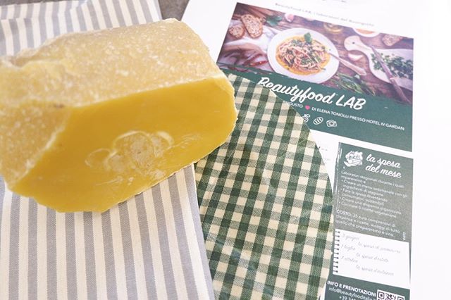 Beeswax food wrap li provi e ti cambiano la vita. 🐝

Grazie a @elenatonolli e a Chiara di @la_sfuseria per questa bellissima serata.