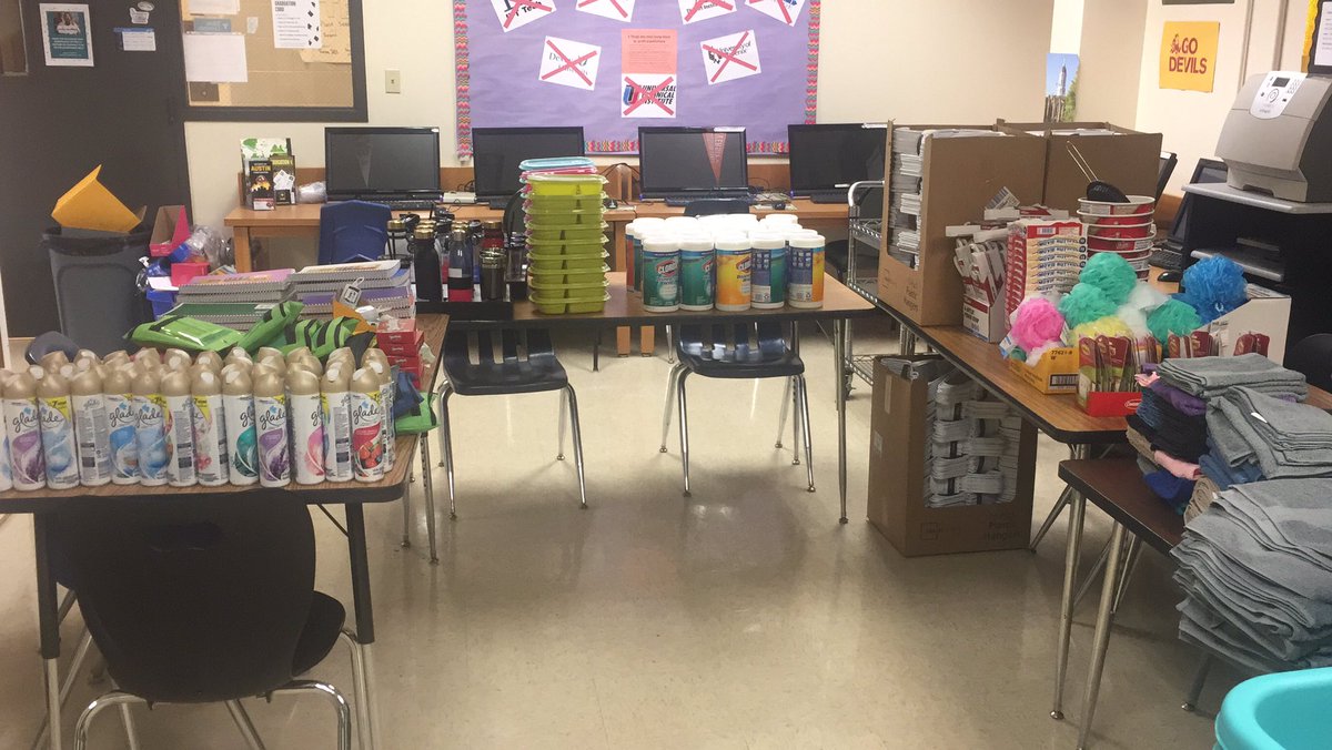 ub_acc's tweet photo. Senior celebration preparation! #GiftBaskets @travisgocenter @TravisRebels https://t.co/6GddUG9zup