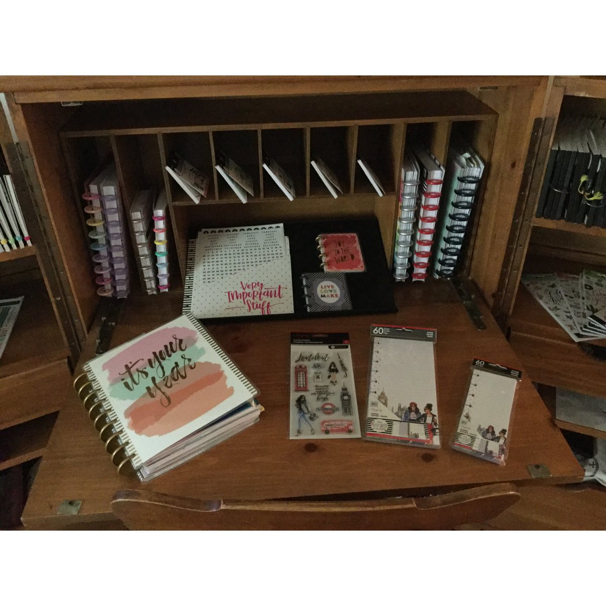 futurewriter13's tweet image. I’m organizing my new desk to use it for my Happy Planning and writing! I’m sure all of the people who have sat here and wrote before me will provide endless inspiration for me! 

#afterpictures #plannerdesk #planningspace #writingspace