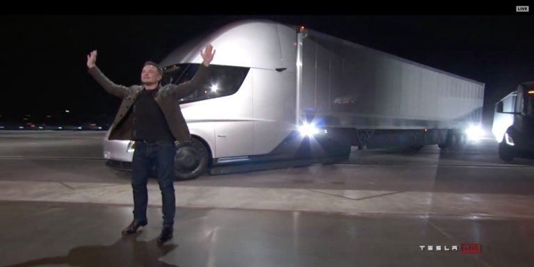  @Tesla Semi revealed and crushed almost all expectations https://electrek.co/2017/11/17/tesla-semi-electric-truck-specs-cost/