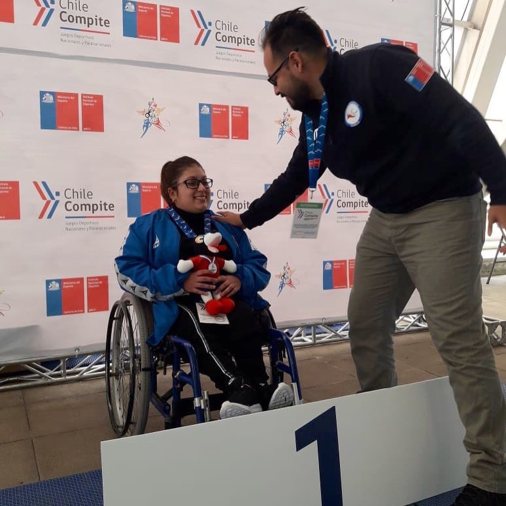 V_teletonIqq's tweet photo. ¡Excelente noticia! 🤩

Nuestra usuaria Catalina Parra seleccionada de #tarapacá brilla en los Juegos #Paranacionales2019 ganando medalla de Oro 🥇 y logrando récord nacional 🇨🇱 en la competencia de 50 mts. espalda con un cromo de 1’54”. 👏🏽

¡¡FELICITACIONES!! 🎉 #ChileCompite https://t.co/di5ub2Lbij