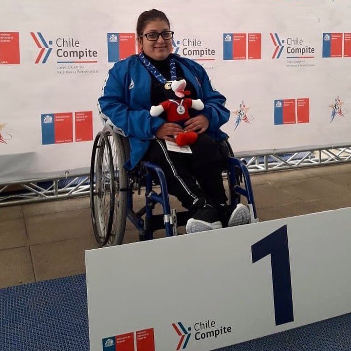 V_teletonIqq's tweet photo. ¡Excelente noticia! 🤩

Nuestra usuaria Catalina Parra seleccionada de #tarapacá brilla en los Juegos #Paranacionales2019 ganando medalla de Oro 🥇 y logrando récord nacional 🇨🇱 en la competencia de 50 mts. espalda con un cromo de 1’54”. 👏🏽

¡¡FELICITACIONES!! 🎉 #ChileCompite https://t.co/di5ub2Lbij