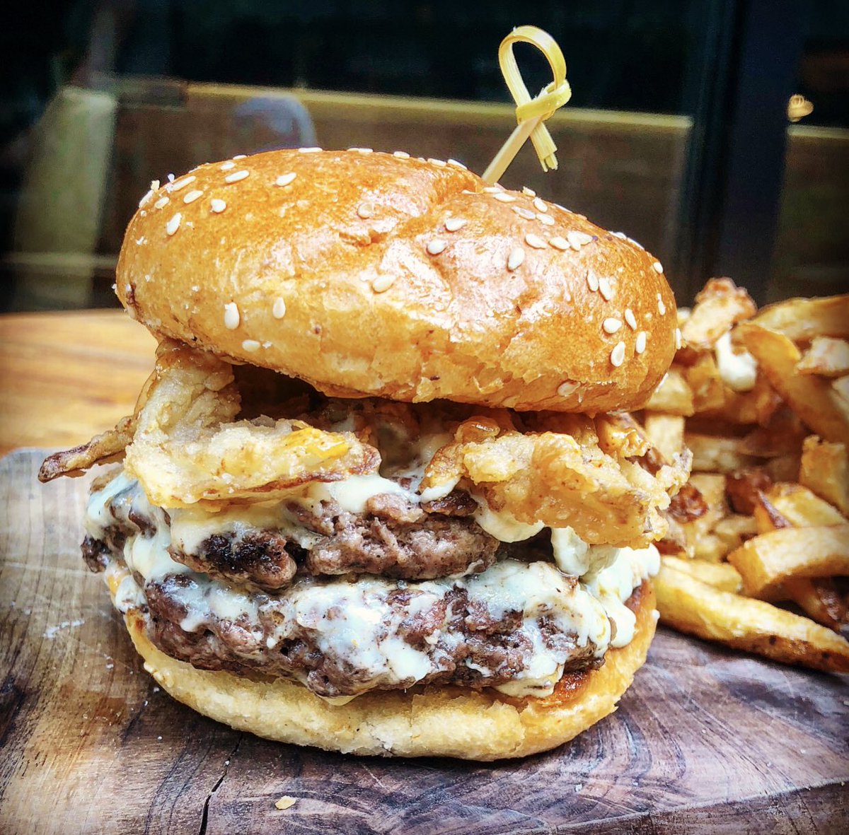 Today is Busta Rhymes’s birthday! 🥳 And today’s <a href="/_HamptonHudson/">Hampton + Hudson</a> BILLYBURGER is one we hope he’d approve of! 🍔
The “Busta Rhythms” has bleu cheese, fried shallots and smoked paprika aioli ++ paired with <a href="/ArchesBrewing/">Arches Brewing</a> Triboulet (India pale lager)!🤩
•
#HamptonAndHudson