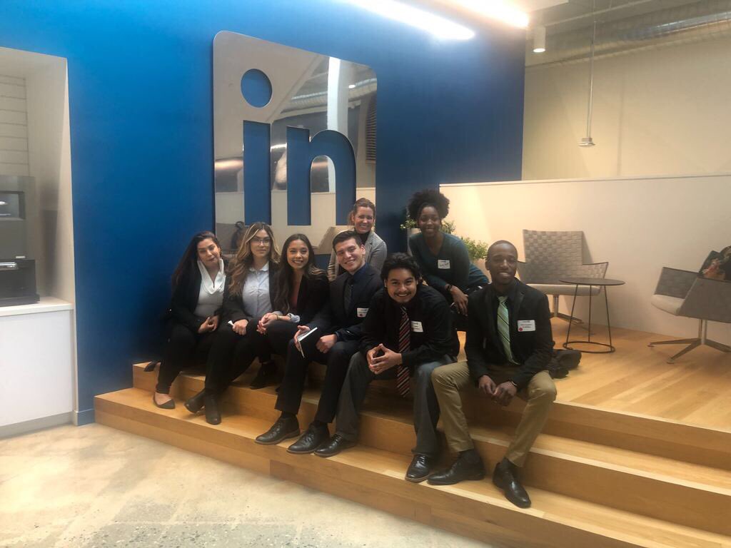 YearUpBayArea's tweet photo. LinkedIn rolled out the royal carpet for our entire community last Friday for #InDay. Over 260 trainees connected with executives, workshopped their profiles, networked 1:1 over lunch, and engaged in informative career panels. Thank you #LinkedInforGood! @LinkedIn @LinkedInImpact https://t.co/SluiBnXxMz