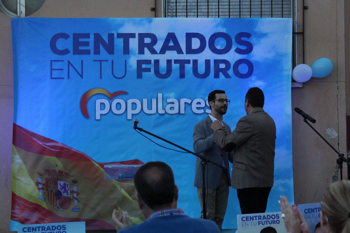 PPAbanilla's tweet photo. 📸GRACIAS BARINAS! Ayer disfrutamos de un mitin rodeado de gente👩‍👧‍👦 con ganas de ayudar a su pueblo. 
El próximo 26M vamos a luchar por 👉vosotros y por todos los que estáis apoyándonos. 

#VotaPP #CentradosEnTuFuturo #BlascoXAbanilla https://t.co/KR5IV6atr7