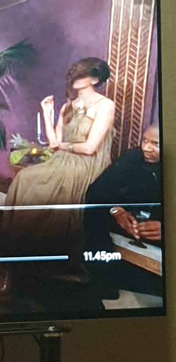 Wtf is going on with her hair. Is she doing this so she doesn't have to make eye contact with #giggs ? #gameofthrones <a href="/thronecast/">Thronecast</a> <a href="/GameOfThrones/">Game of Thrones</a>