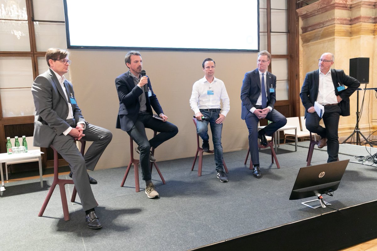 BusinessCircleA's tweet photo. „Die Öffnung des Kundenangebots für Drittanbieter dürfte für die meisten Banken auf lange Sicht unausweichlich sein.“ Max von Bismarck (@maxvb) von Deposit Solutions (@DepositPioneers) bei #bs2019 

Moderation: @krenn_gerald 
#banking #openbanking #consumerbanking #retailbanking https://t.co/cwTW2H55Vw