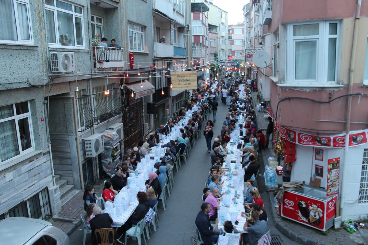 Bizi komşularımızla aynı iftar sofrasında buluşturan Rabbimize hamd olsun. Bu seneki sokak iftarımız komşularımızın geniş katılımı, iftar öncesi Kur’an-ı Kerim tilaveti, birlik ve beraberliğimiz için yapılan dua ile gerçekleştirildi. Emeği geçen herkese teşekkür ederiz...