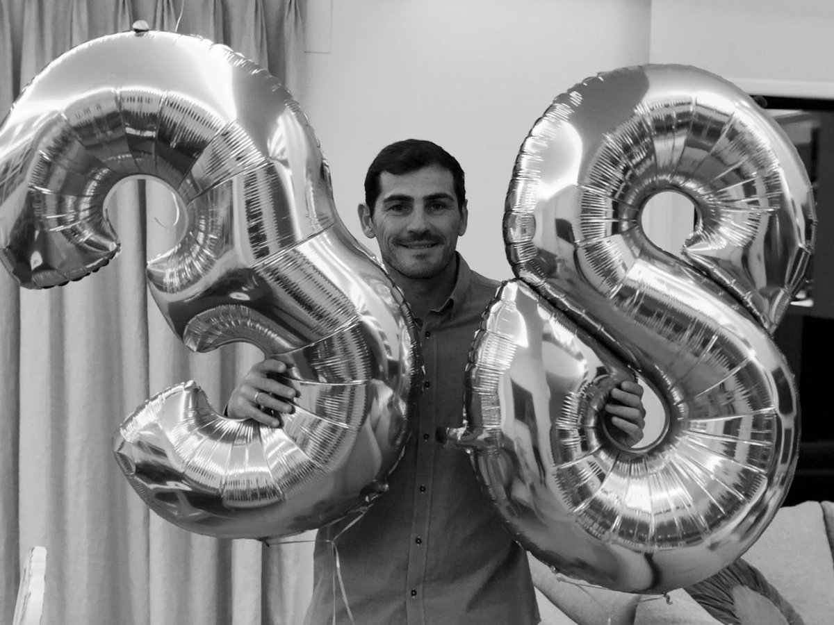 IkerCasillas's tweet photo. No ha sido un gran cumpleaños. Al menos, no le he prestado la atención que debía! Aún así, he posado y mostrado esta cara. Rostro feliz ya que llevo 20 días estando por aquí! Los 37 se fueron...por fin!Bienvenida a los 38! 👏🏼 
PD: gracias por vuestros mensajes de felicitación  👌🏼 https://t.co/OrVbFtsR4P