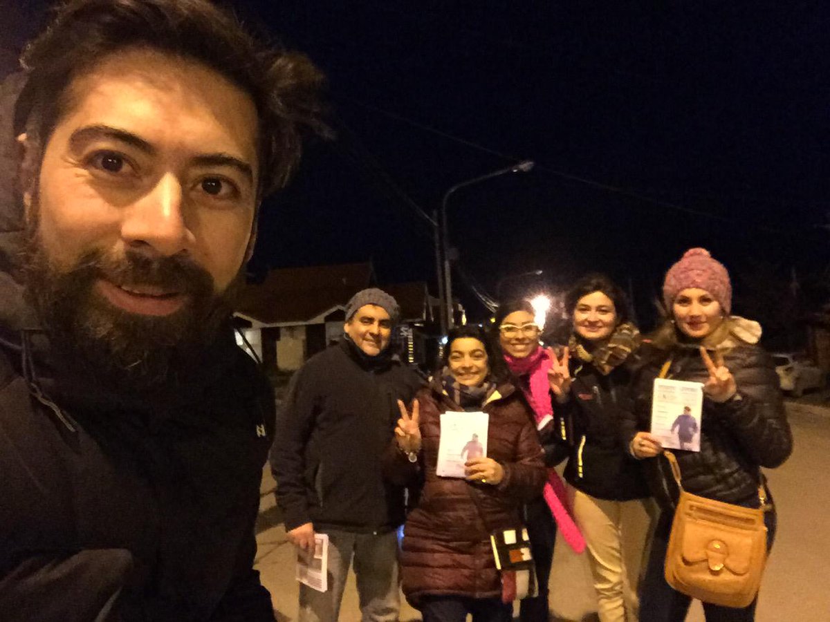 Pino_Ush's tweet photo. Ni la noche nos detiene. Queremos que conoscas nuestro trabajo para que nos elijas. A nuestra ciudad la hacemos todos juntos. 

#ushuaia #tdf #unidadfueguina #trabajo #futuro #compromiso 
#comunidad #ciudad #PinoConcejal2019 https://t.co/BhVNY911fq