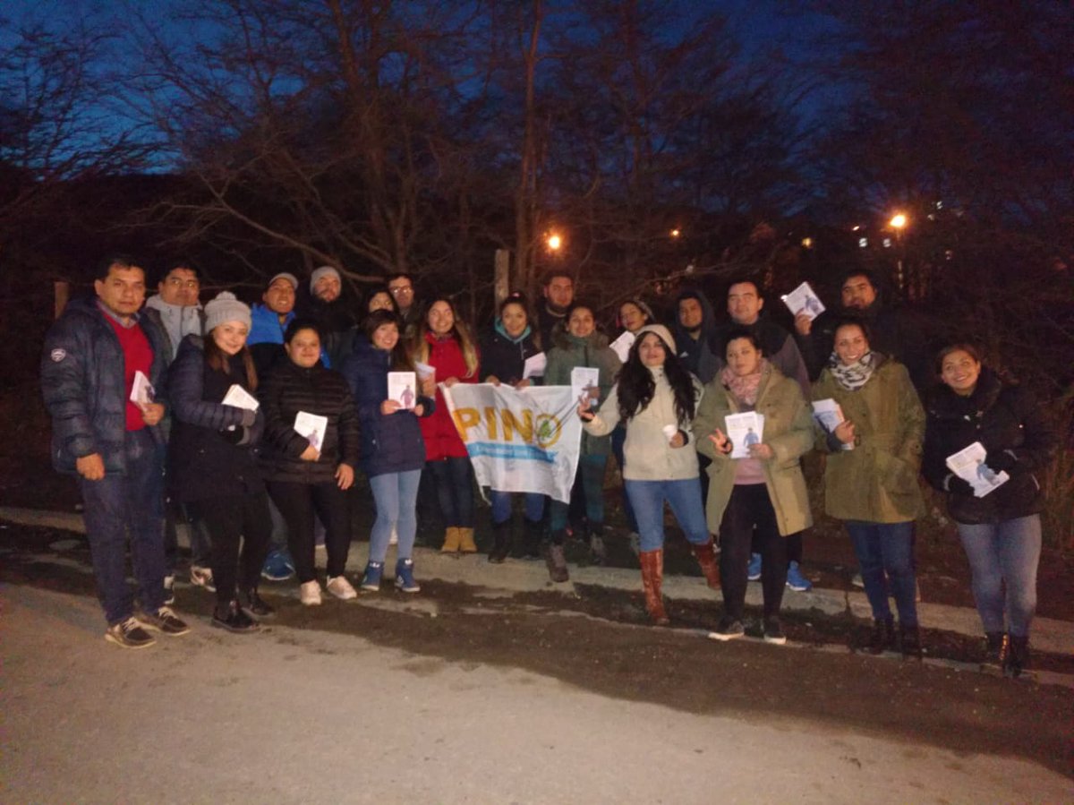 Pino_Ush's tweet photo. Ni la noche nos detiene. Queremos que conoscas nuestro trabajo para que nos elijas. A nuestra ciudad la hacemos todos juntos. 

#ushuaia #tdf #unidadfueguina #trabajo #futuro #compromiso 
#comunidad #ciudad #PinoConcejal2019 https://t.co/BhVNY911fq
