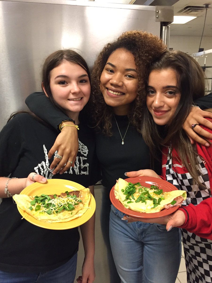Knightlife_MHS's tweet photo. Omelets! Egg-celent way to end the year!@LifeBeyondMHS @BrandiHendrix14 #MHSFCS #mhscooks https://t.co/uuC1wjGeJG
