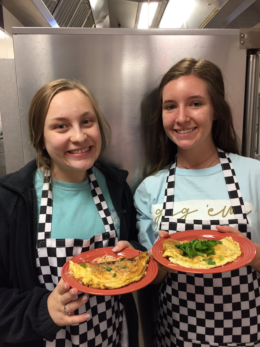 Knightlife_MHS's tweet photo. Omelets! Egg-celent way to end the year!@LifeBeyondMHS @BrandiHendrix14 #MHSFCS #mhscooks https://t.co/uuC1wjGeJG