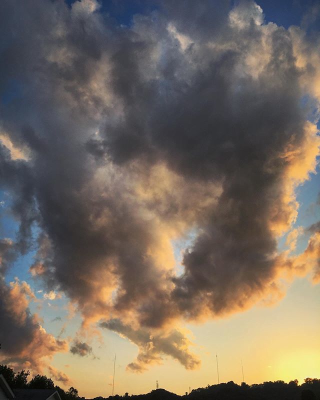 mindymilburn's tweet photo. The clouds were pretty cool yesterday.
.
.
.
#sunset #clouds #indianasky #sky #favoritetimeofday #sun #dusk #indianasunset #newalbany #hugeclouds #mondaymotivation https://t.co/REtzaOkYdR